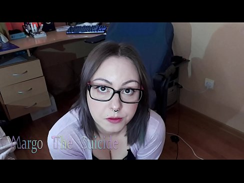 ❤️ Σέξι κορίτσι με γυαλιά πιπιλίζει Dildo βαθιά στην κάμερα Σεξ ❤